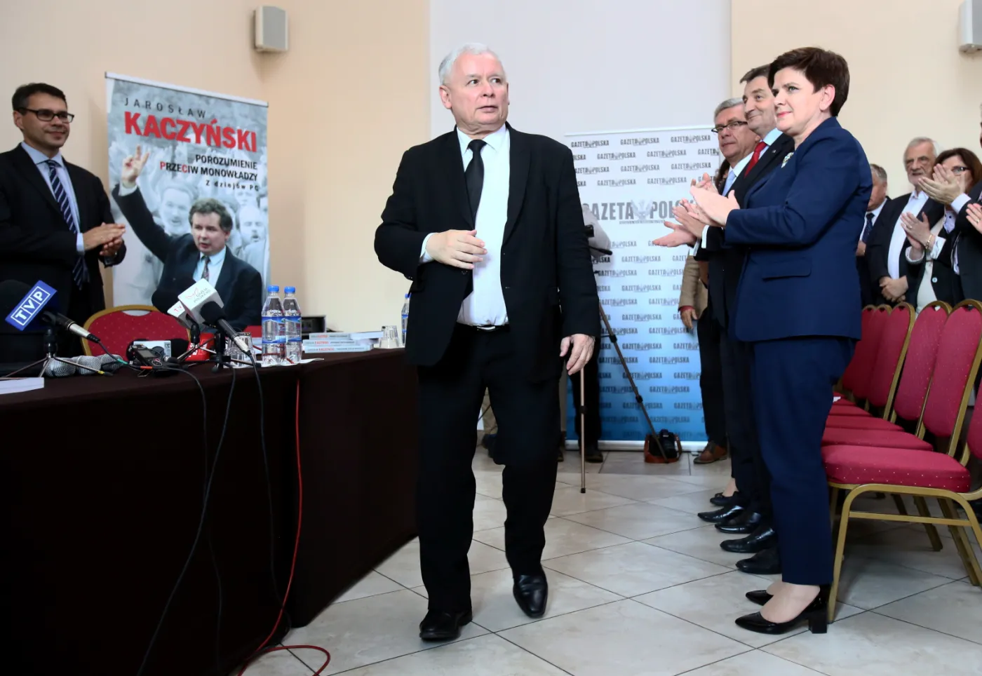 Jarosław Kaczyński na spotkaniu autorskim z czytelnikami, po lewej premier Beata Szydło