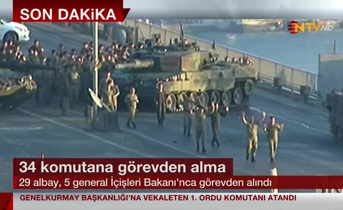 Żołnierze kapitulują na moście nad Bosforem