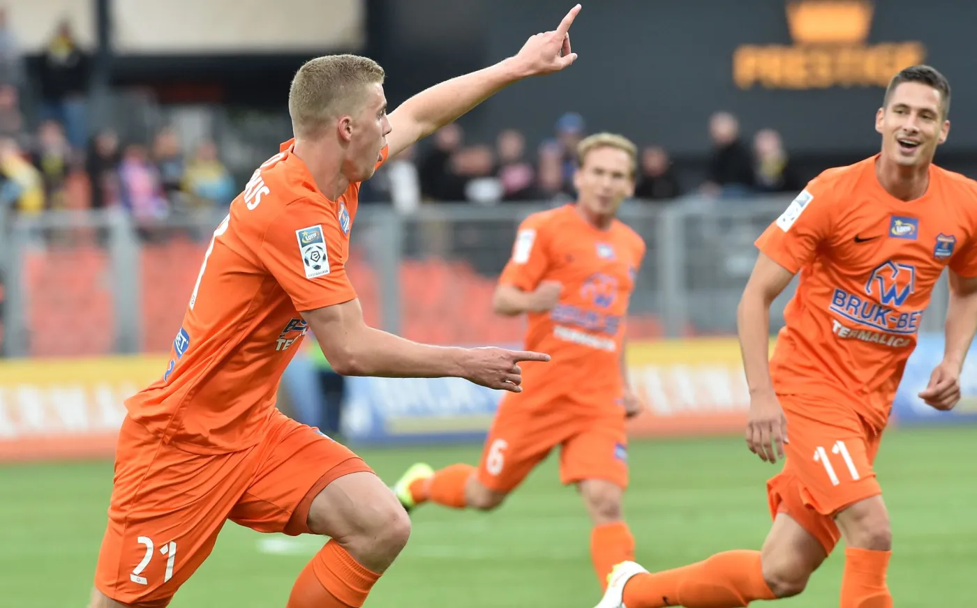 Vladislavs Gutkovskis (L) cieszy się ze zdobycia bramki