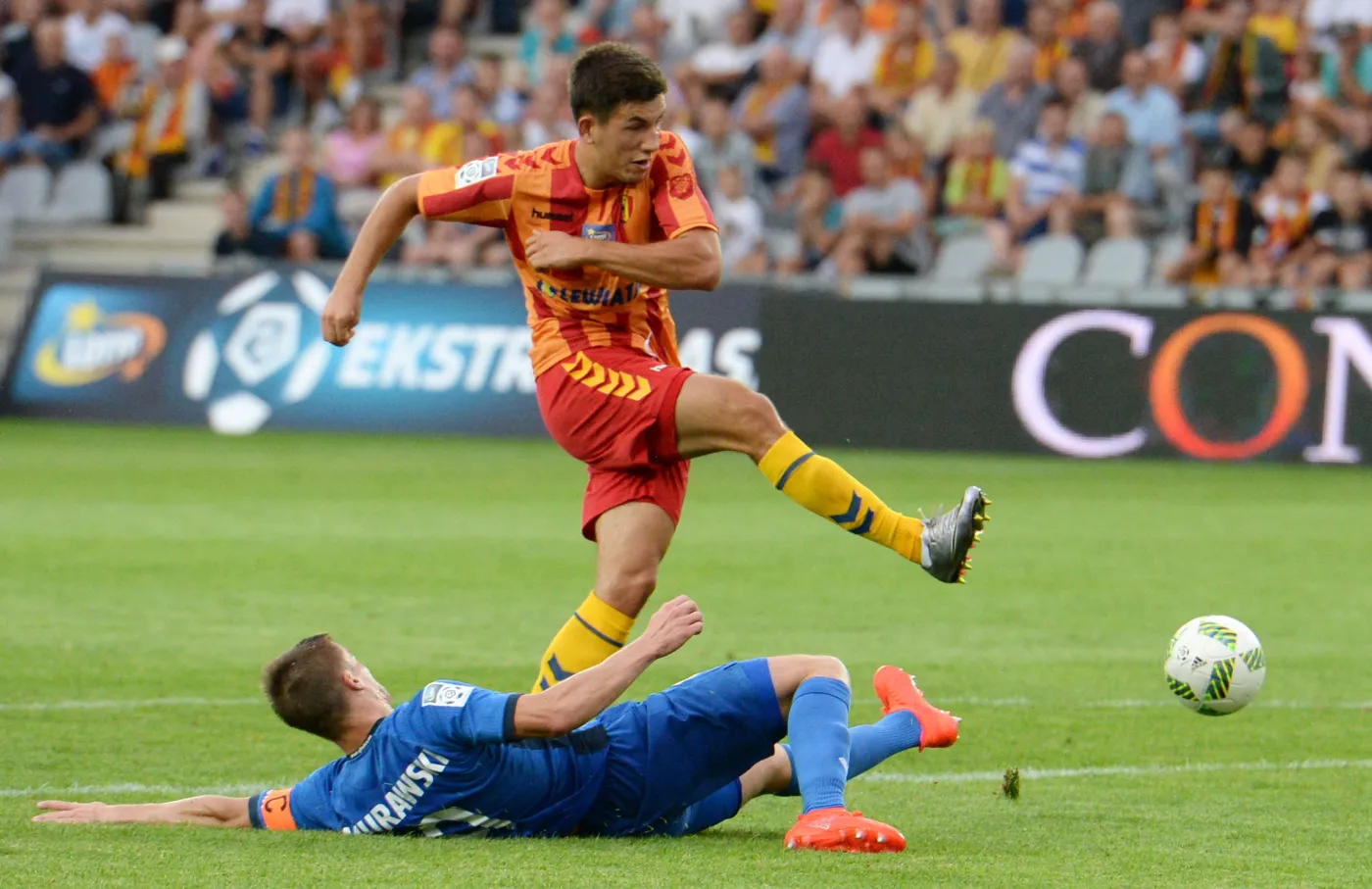 Zawodnik Korony Kielce Mateusz Możdżeń i Radosław Murawski z Piasta Gliwice