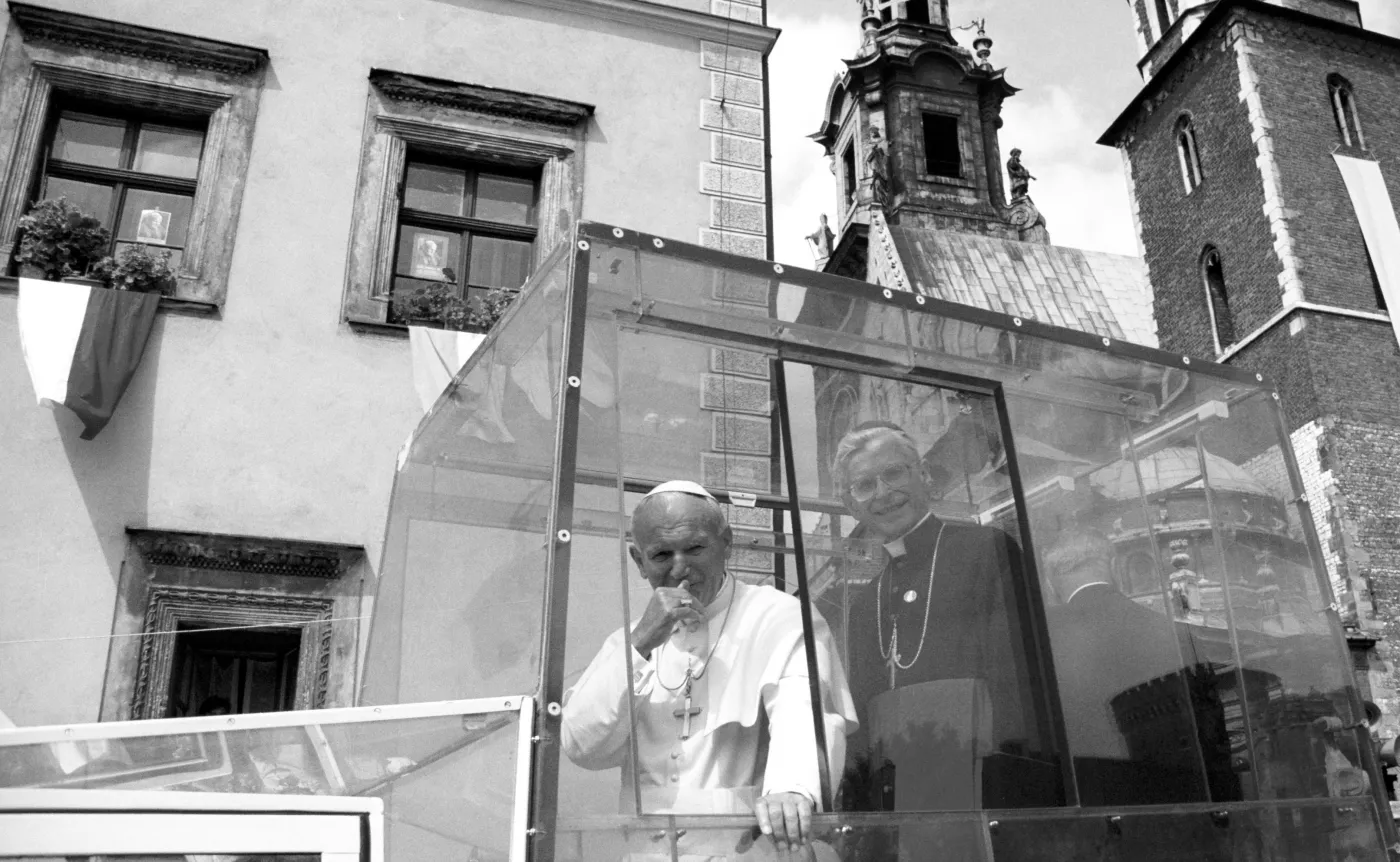 Na zdjęciu archiwalnym z 13.08.1991 r. metropolita krakowski kardynał Franciszek Macharski (P) obok papieża Jana Pawła II, w czasie IV pielgrzymki papieża do Polski