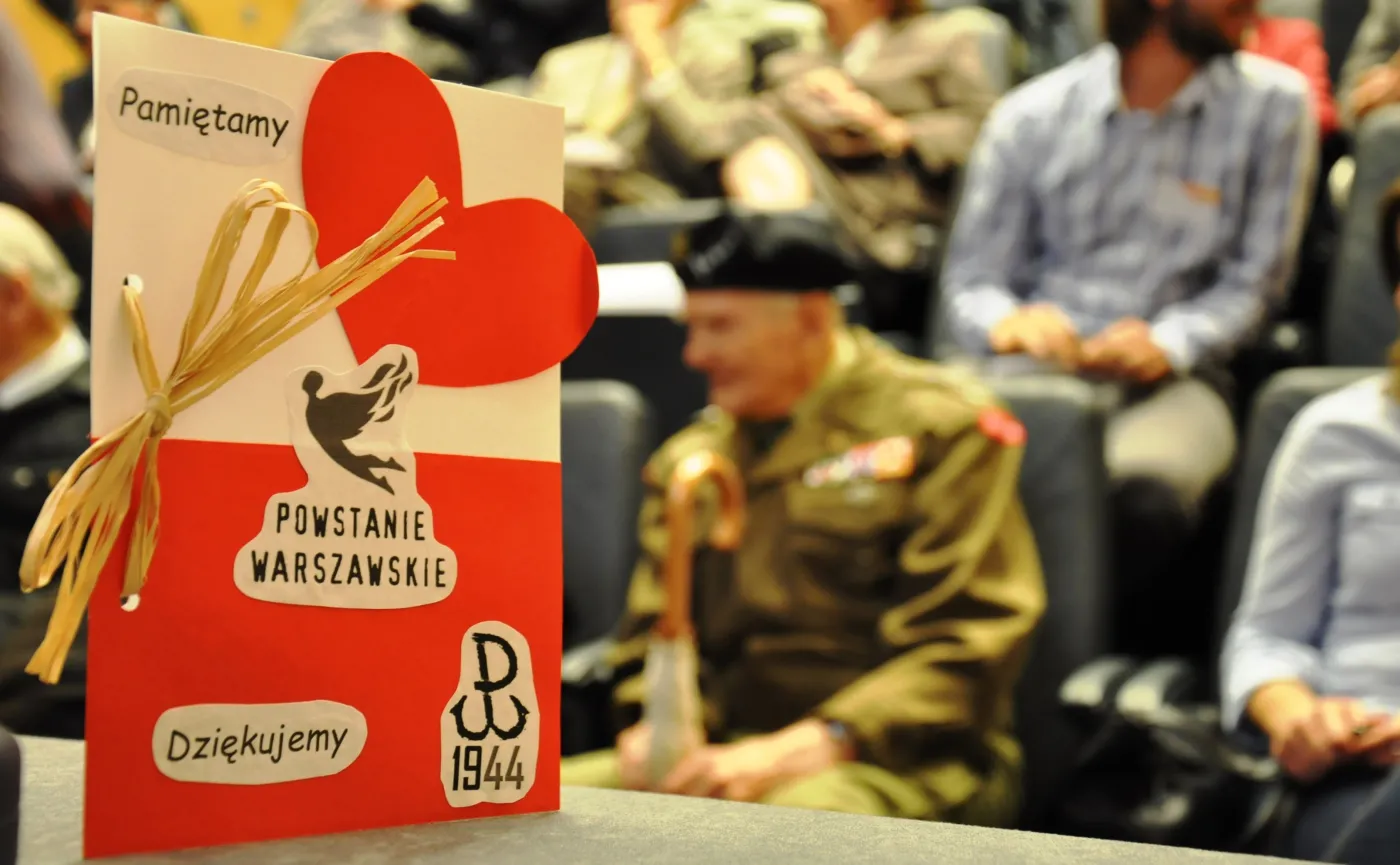 Kartki wykonane przez dzieci w ramach akcji "Kartka dla Powstańca"