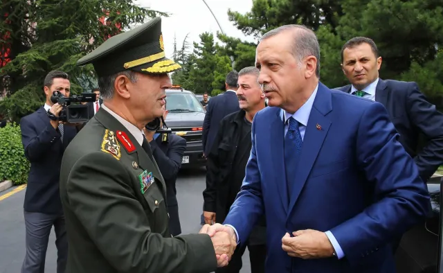 Czystki w rządzącej w Turcji AKP i wśród naukowców. Usuwają sympatyków Gulena