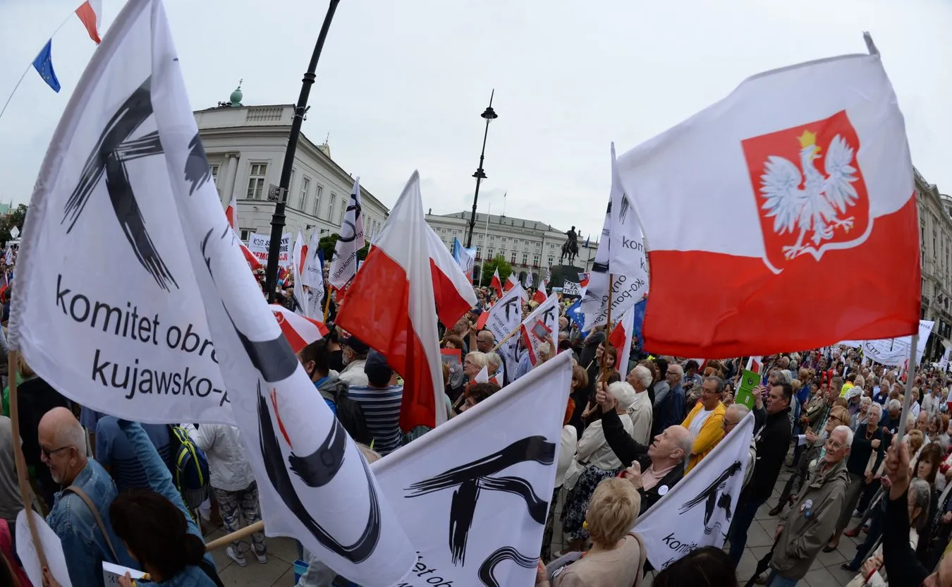 Demonstracja KOD przed Pałacem Prezydenckim