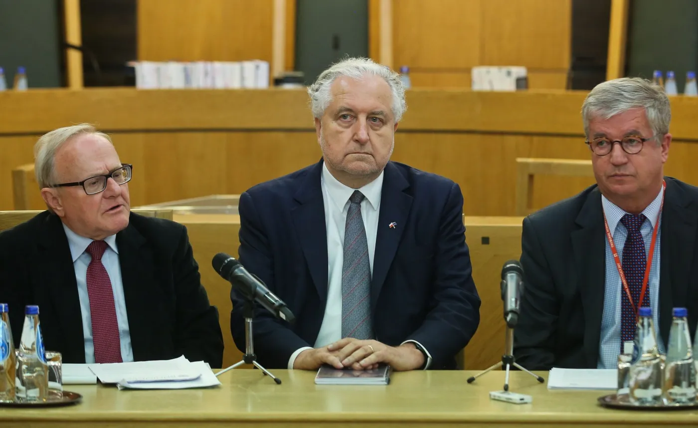Prezes Trybunału Konstytucyjnego Andrzej Rzepliński (C), wiceprezes TK Stanisław Biernat (L) oraz sędzia TK Andrzej Wróbel (P)