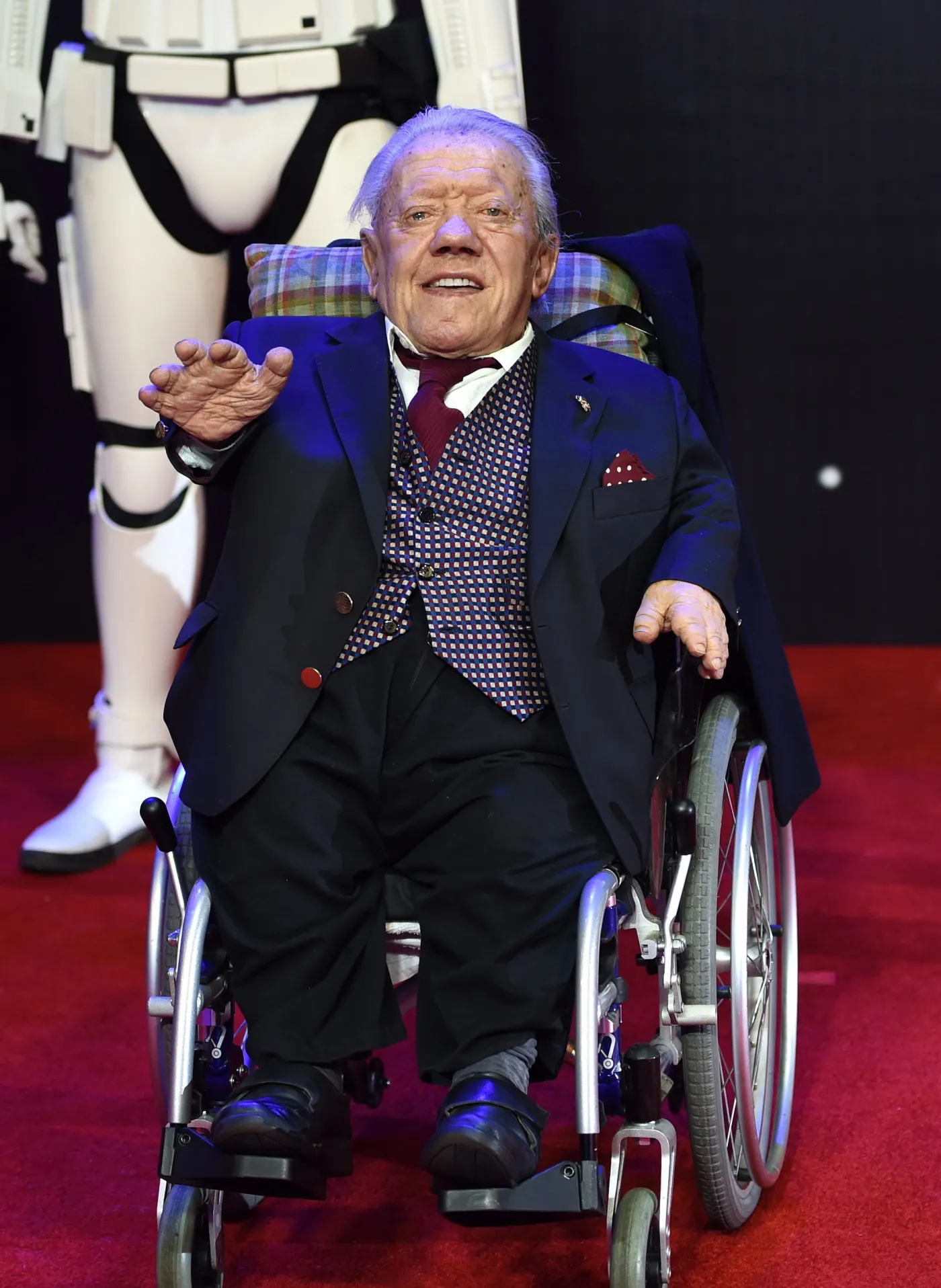 9364197-aktor-kenny-baker-ktory-animowal.jpg