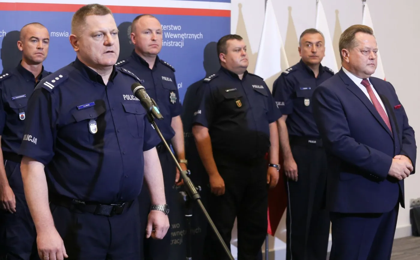 Wiceminister spraw wewnętrznych i administracji Jarosław Zieliński (P) i zastępca komendanta głównego policji Jan Lach