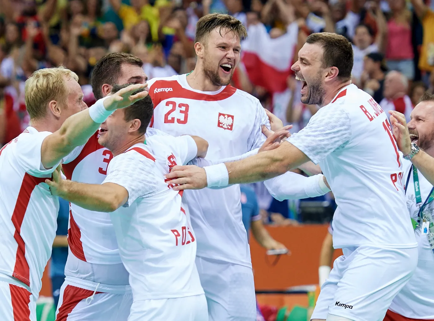 Polacy cieszą się ze zwycięstwa po meczu ćwierćfinałowym piłkarzy ręcznych z Chorwacją
