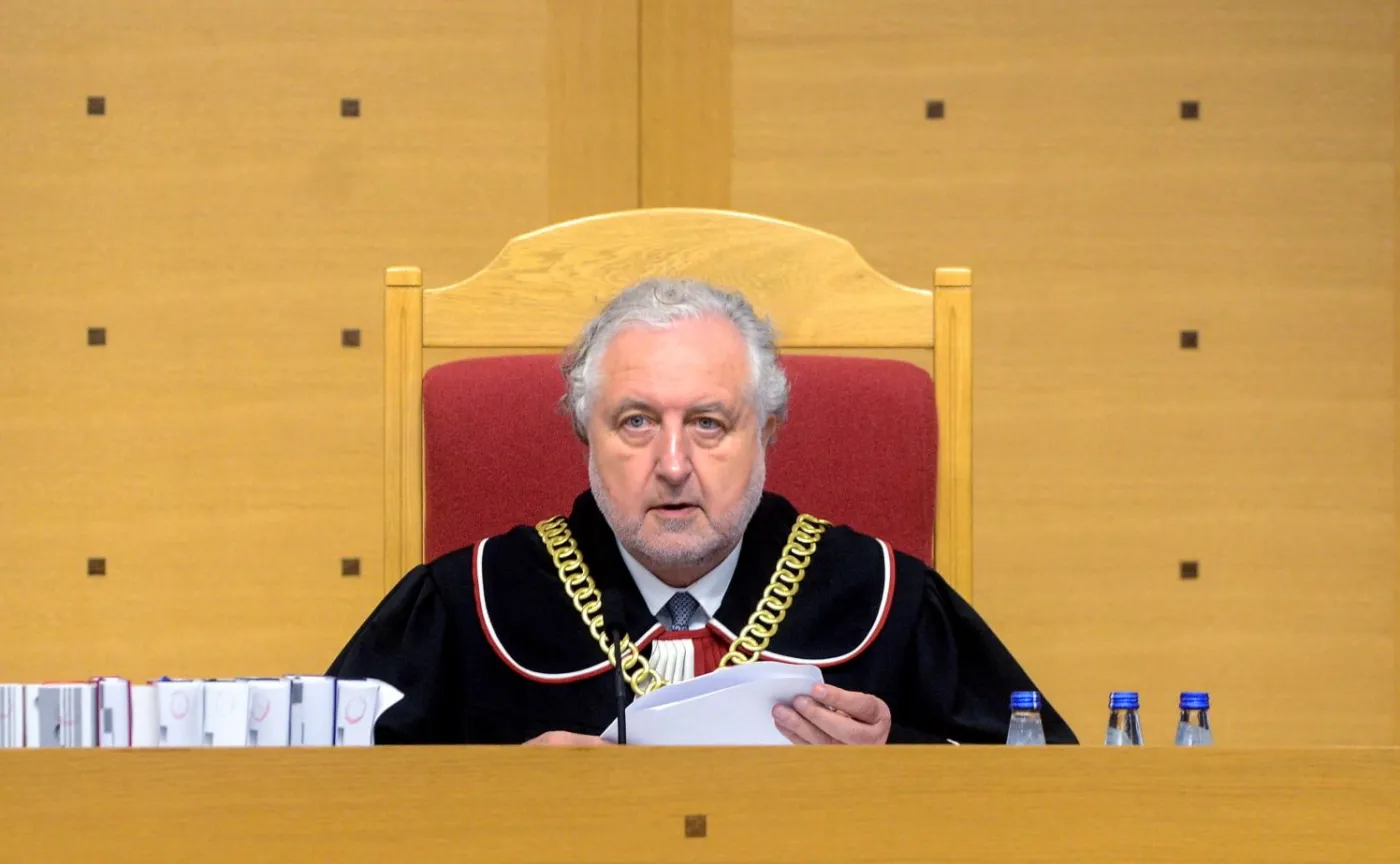 Prezes Trybunału Konstytucyjnego Andrzej Rzepliński na sali rozpraw