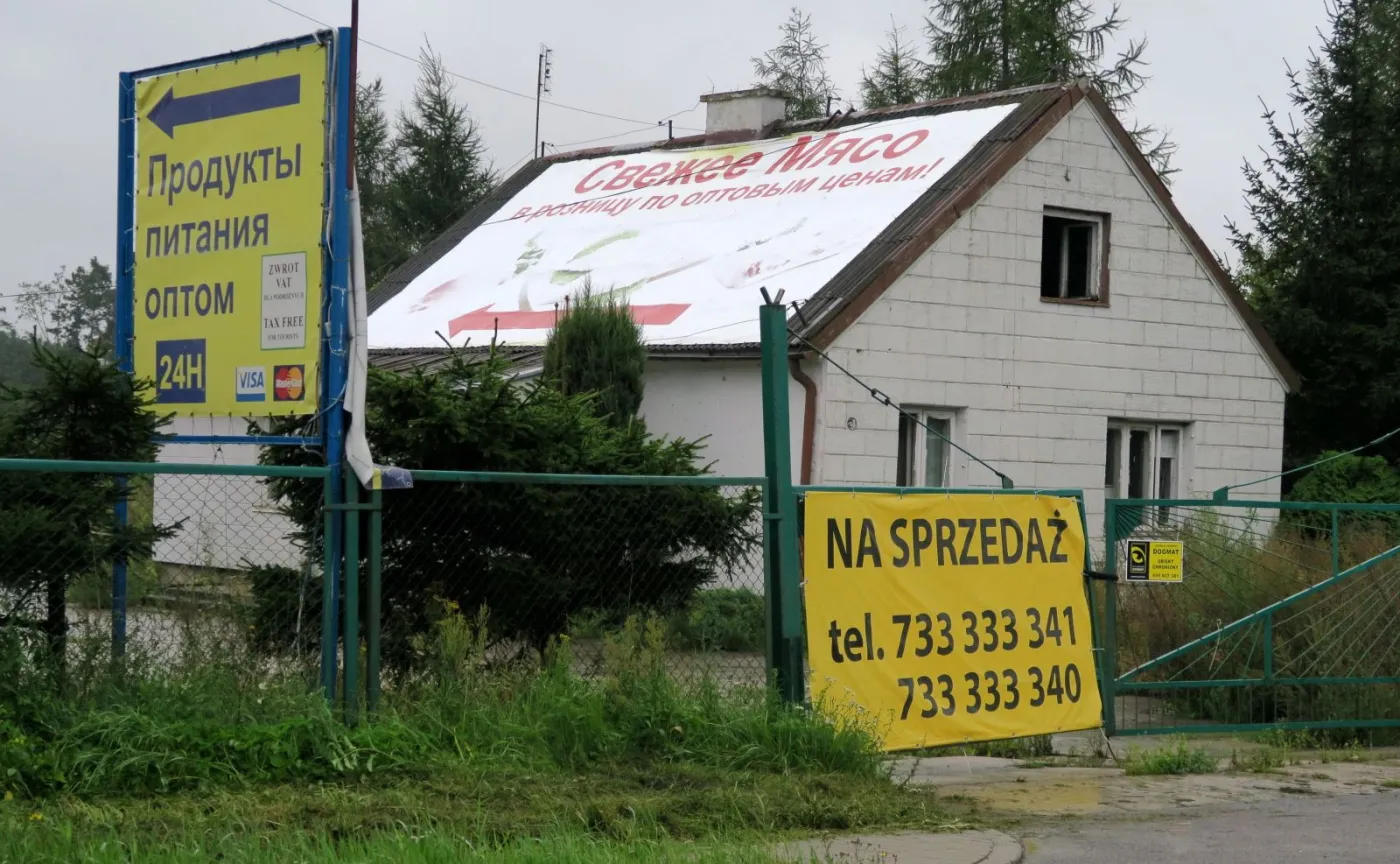 9388611-wystawione-na-sprzedaz-nieczynne.jpg