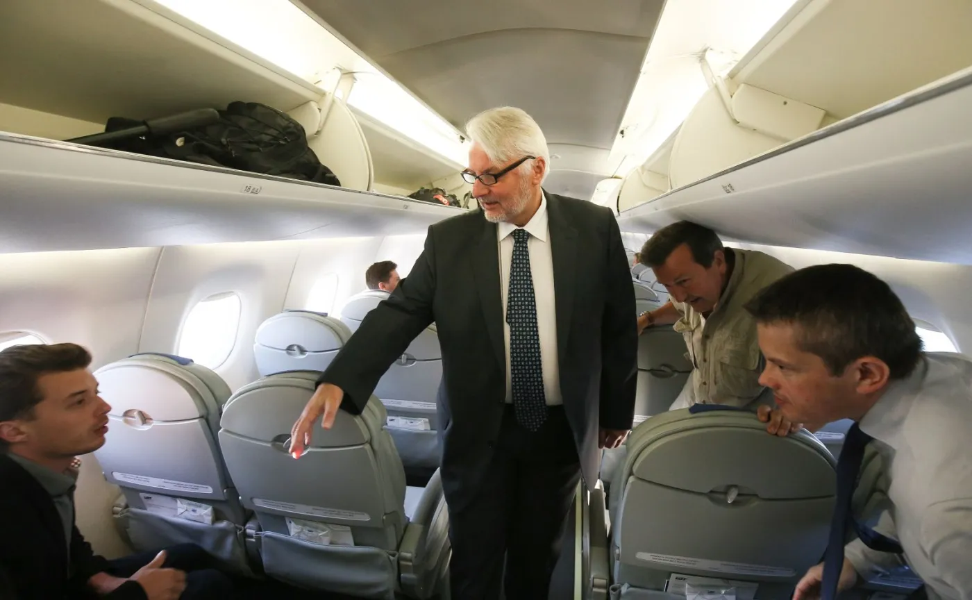 Szef MSZ Witold Waszczykowski na pokładzie samolotu