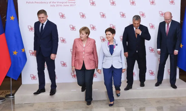 V4 i Merkel: Bezpieczeństwo i gospodarka kluczowymi tematami w UE
