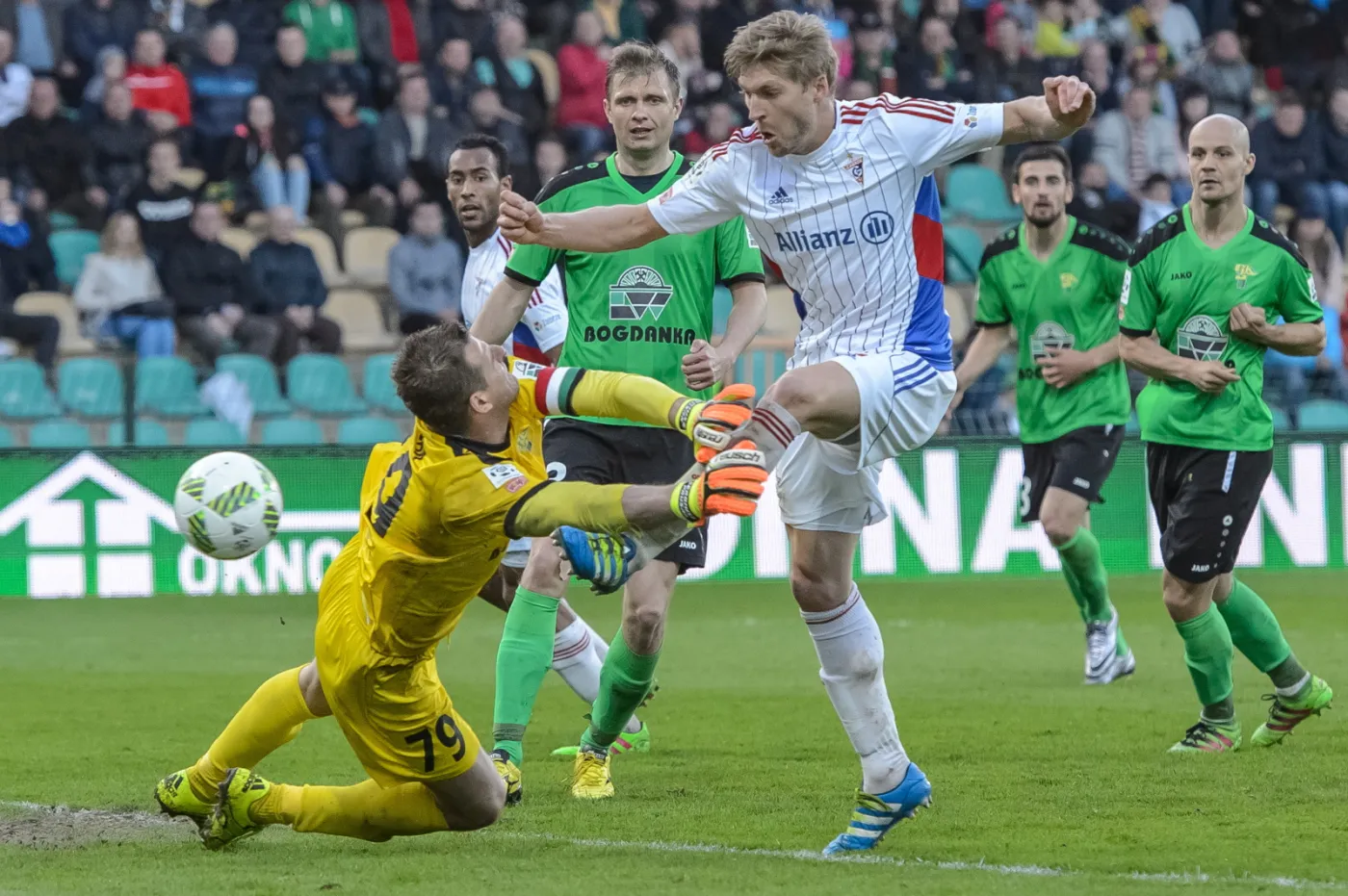 Bramkarz Górnika Łęczna Sergiusz Prusak (L), obrońca Miedziowych Maciej Szmatiuk (2-L) i Szymon Matuszek (P) z Górnika Zabrze