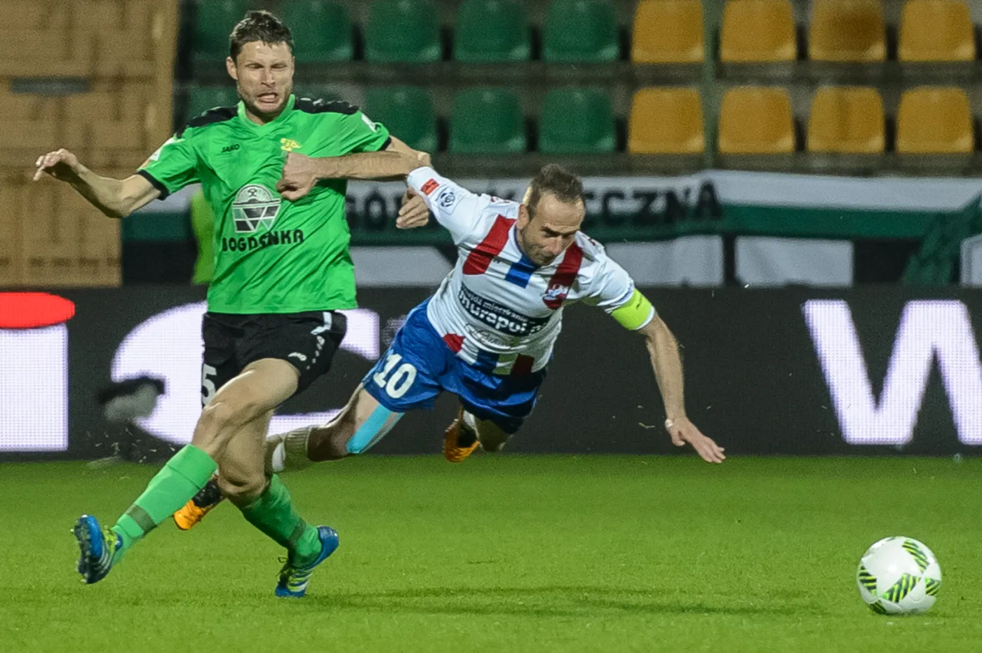 Zawodnik Górnika Łęczna Grzegorz Bonin (L) i Marek Sokołowski (P) z Podbeskidzia Bielsko-Biała 