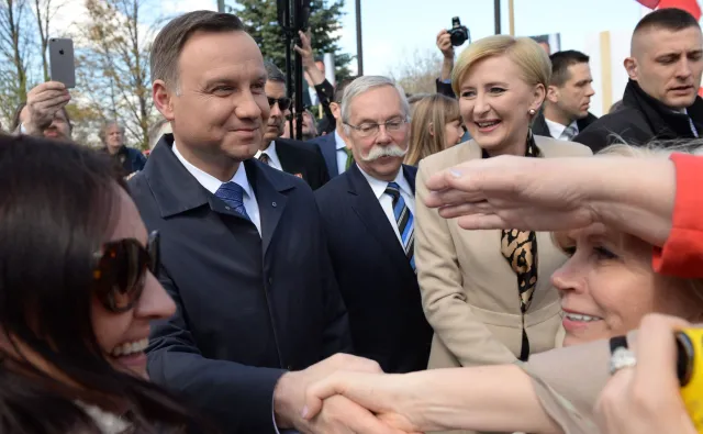 Prezydent Andrzej Duda zarabia blisko dwa razy mniej niż jego ojciec. Jak to możliwe?