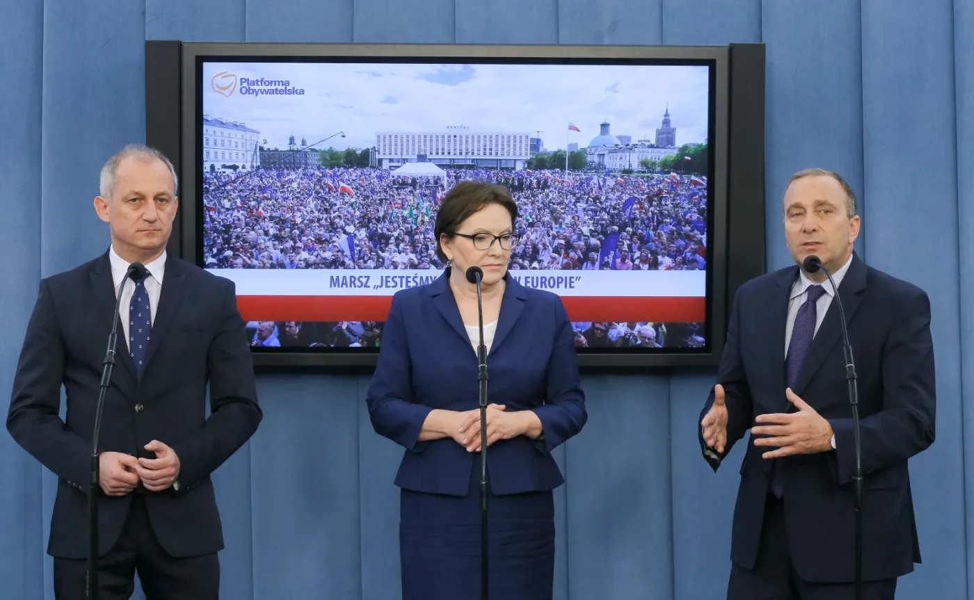 Posłowie Platformy Obywatelskiej Ewa Kopacz (C), Grzegorz Schetyna (P) i Sławomir Neumann (L) 