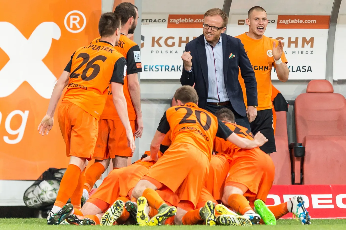 Trener KGHM Zagłębia Lubin Piotr Stokowiec (C) oraz jego zawodnicy ciesza się ze zdobycia drugiej bramki