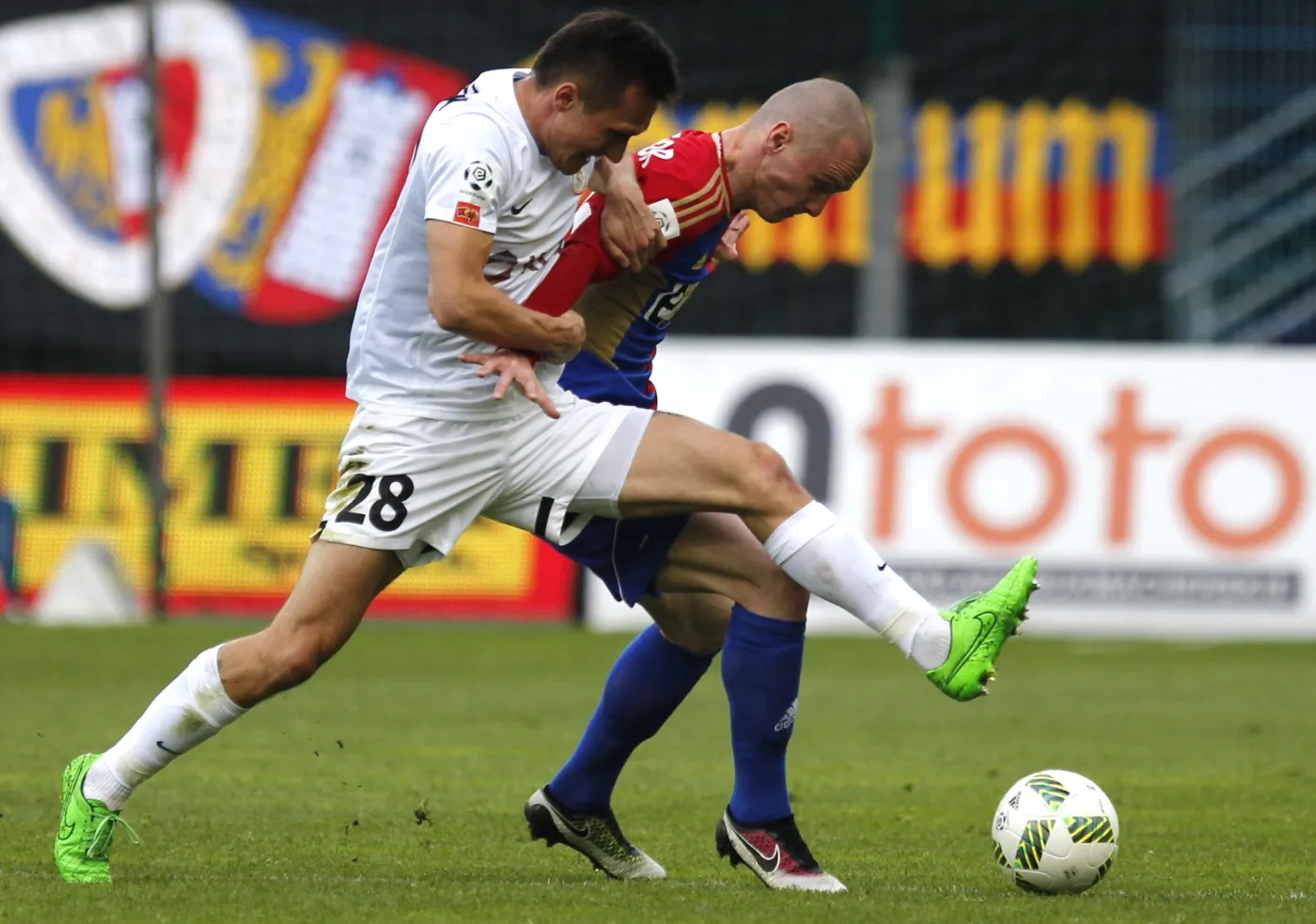 Zawodnik Piasta Gliwice Martin Nespor (P) i Łukasz Piątek (L) z KGHM Zagłębia Lubin