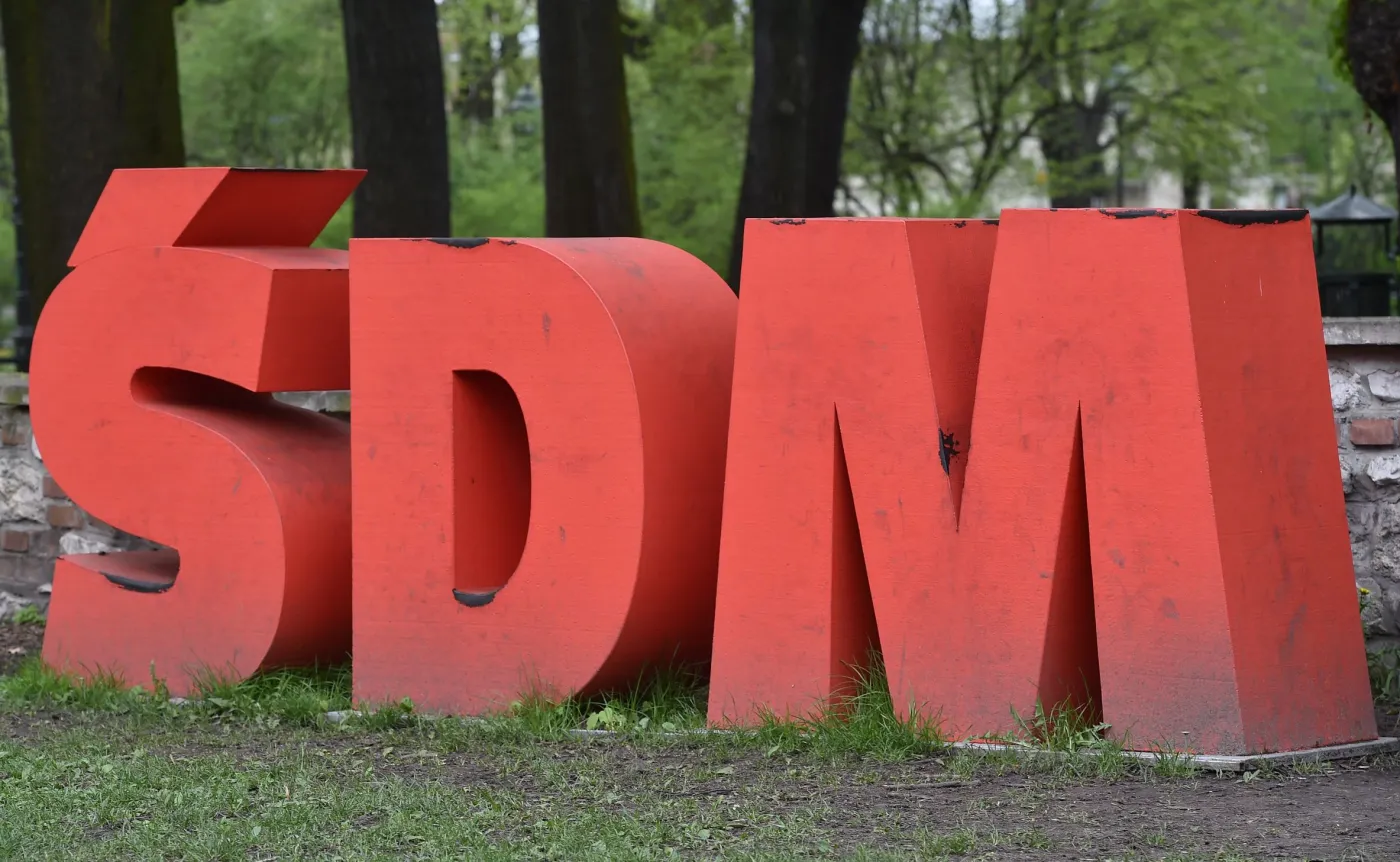 Kolorowy napis "ŚDM Kraków 2016" przed kurią krakowską przy ul. Franciszkańskiej w Krakowie