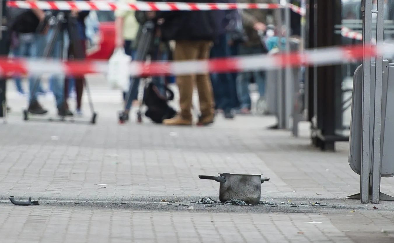 Zniszczony pojemnik po wybuchu na przystanku na ulicy Kościuszki we Wrocławiu