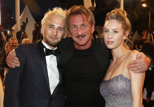 Sean Penn wybuczany w Cannes. Dobrze, że miał przy sobie dzieci [ZDJĘCIA]