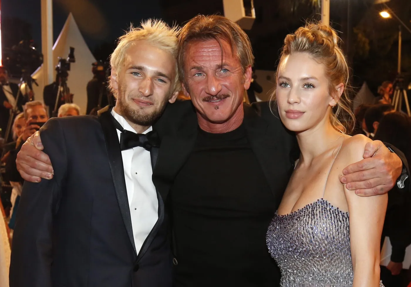 Sean Penn wybuczany w Cannes. Dobrze, że miał przy sobie dzieci [ZDJĘCIA]