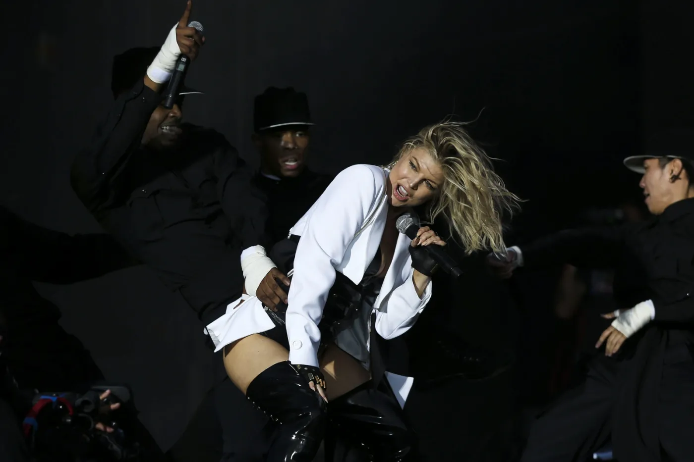 9066260-fergie-duhamel-performs-during.jpg