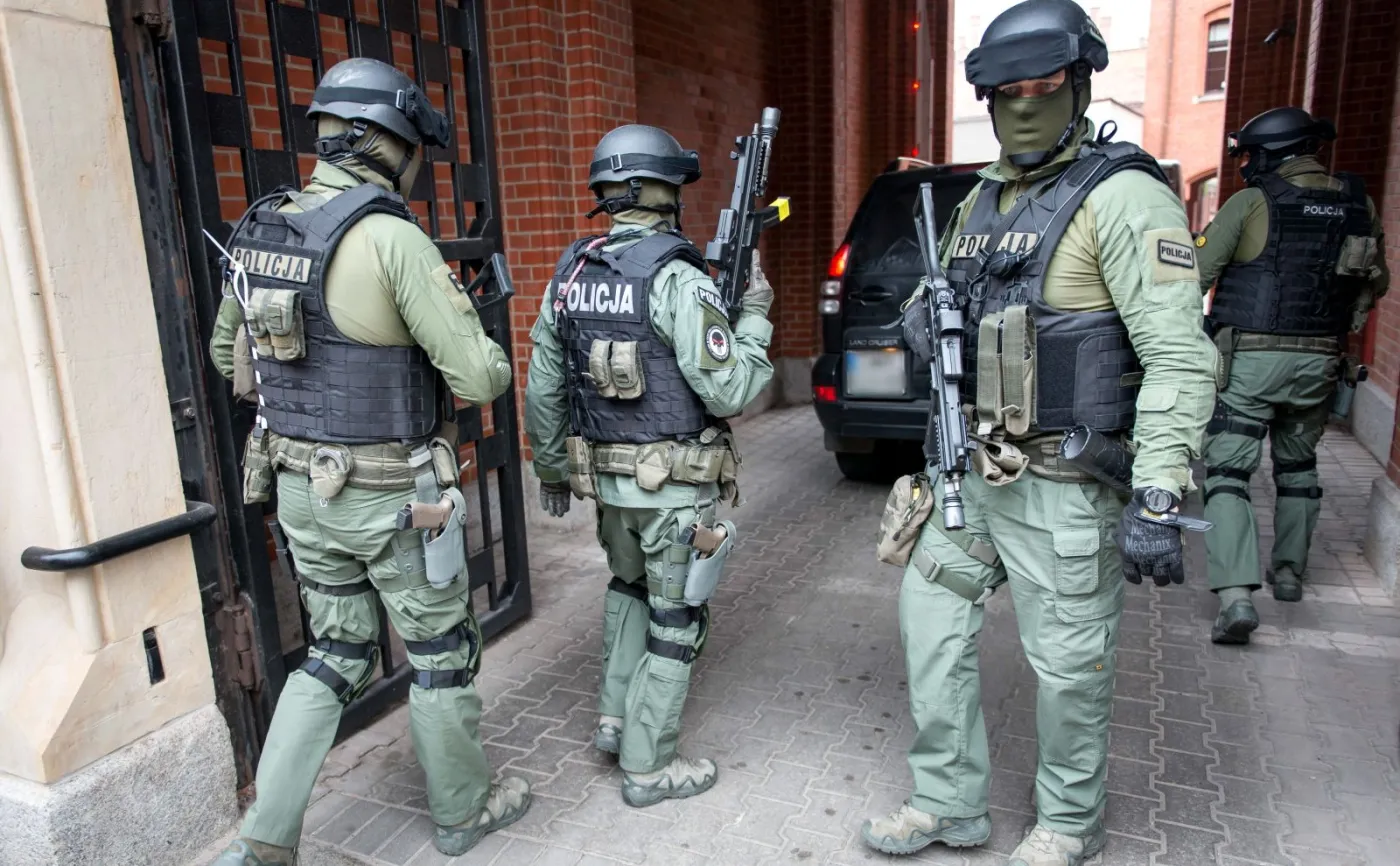 Podejrzany o zamach bombowy we wrocławskim autobusie Paweł R. dowieziony do sądu