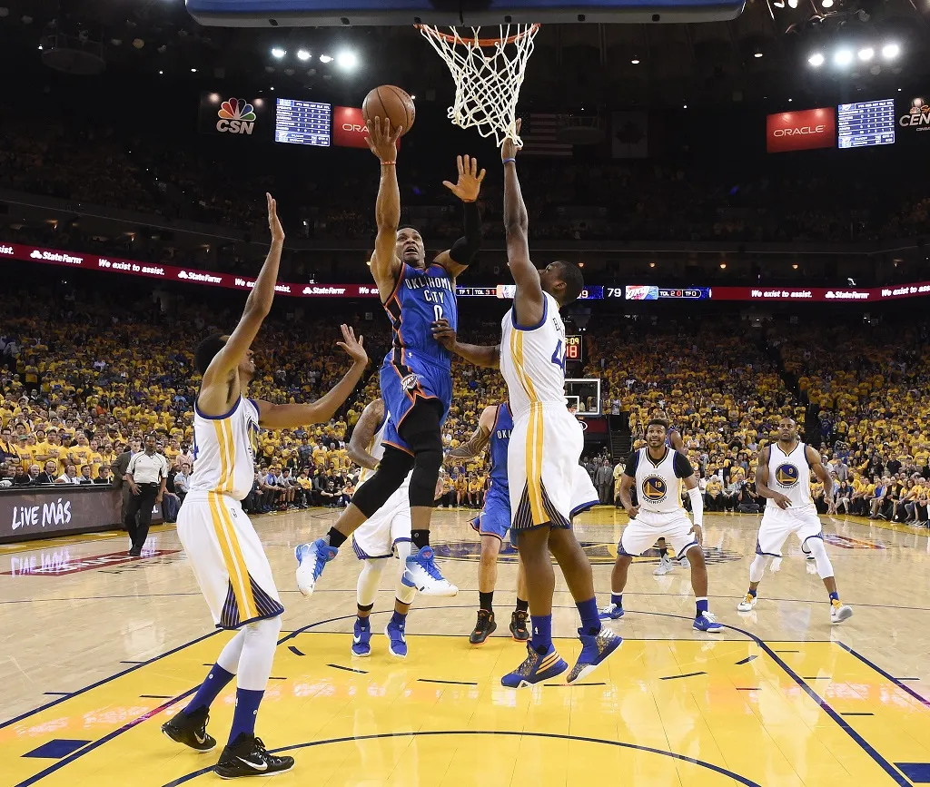 Liga NBA: Warriors wciąż w grze. Obrońcy tytułu zmniejszyli starty