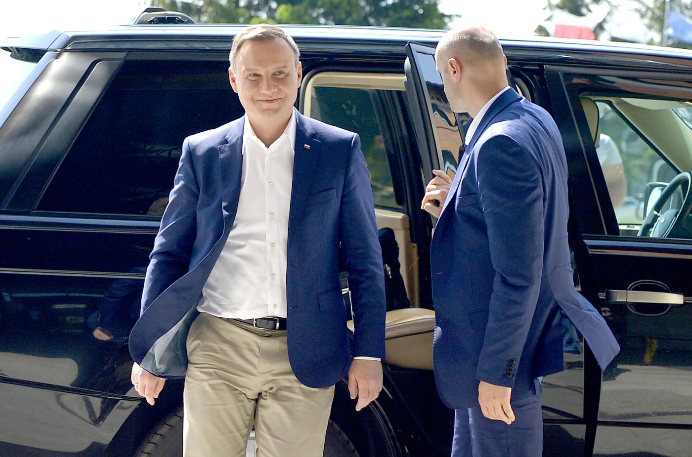 Prezydent RP Andrzej Duda (L) po przyjeździe do ośrodka wypoczynkowego w Arłamowie