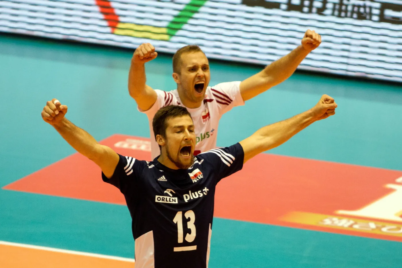 Michal Kubiak (L) i Pawel Zatorski podczas meczu z Japonią