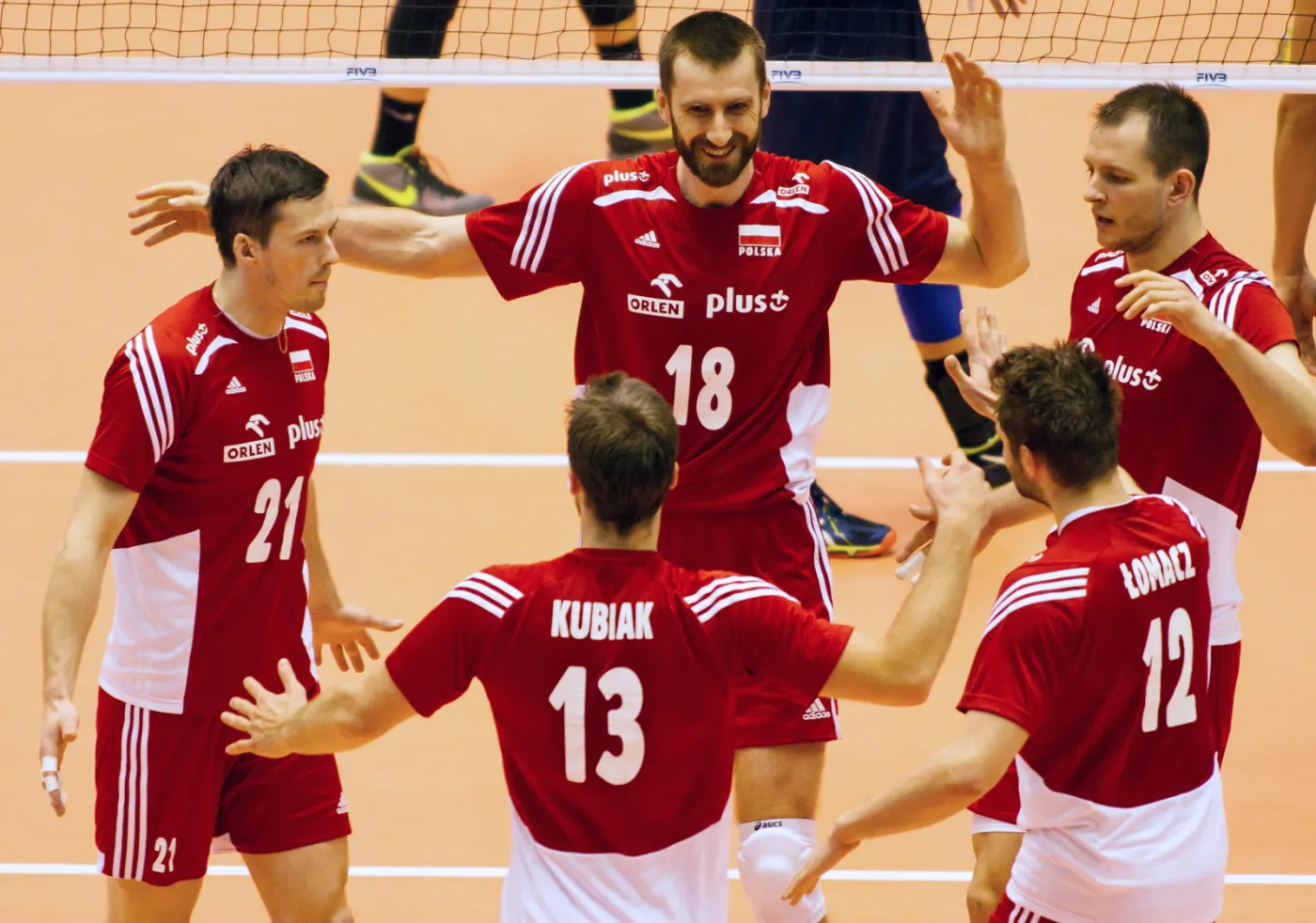 Rafał Buszek (L), Marcin Możdżonek (C), Bartosz Kurek (P), Michał Kubiak (2L tyłem) i Grzegorz Łomacz (2P tyłem) cieszą się ze zdobycia punktu w trakcie meczu Polska - Wenezuela