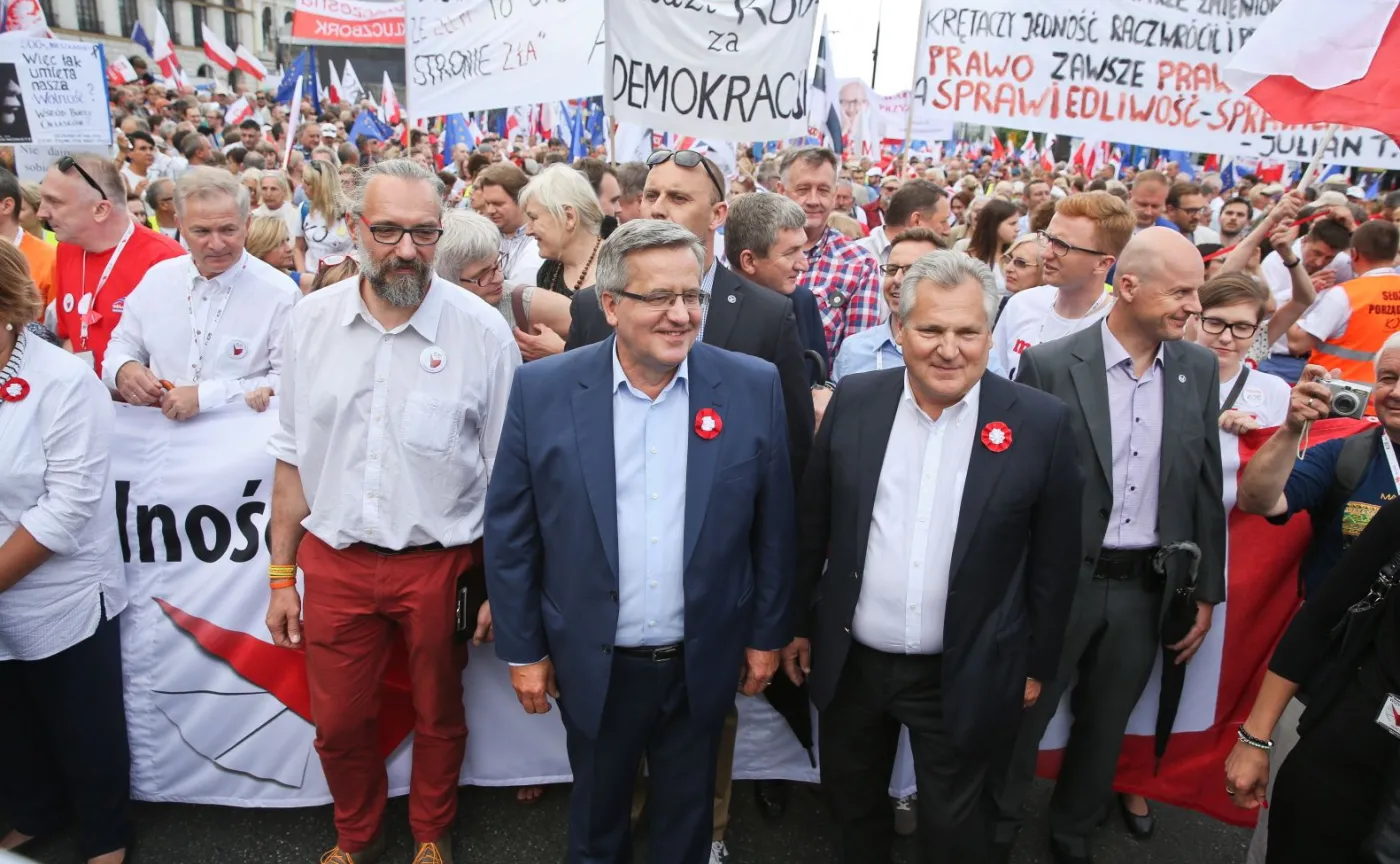 Lider KOD Mateusz Kijowski oraz byli prezydenci Bronisław Komorowski i Aleksander Kwaśniewski uczestniczą w marszu KOD