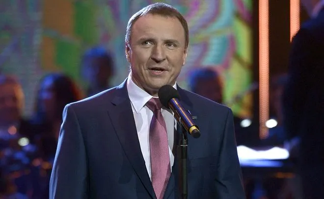 Jacek Kurski na scenie festiwalu w Opolu