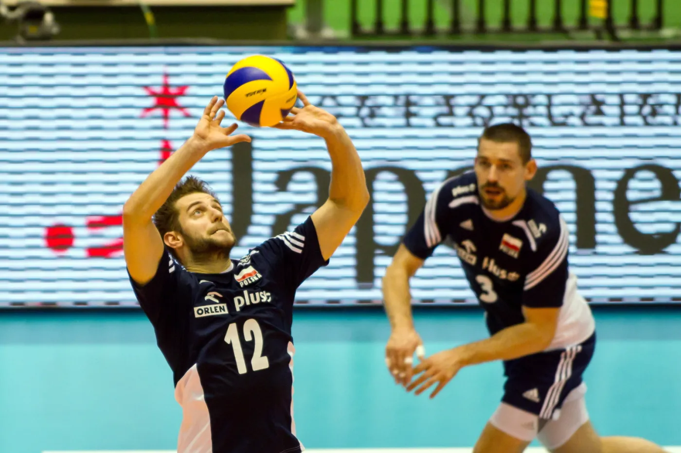 Grzegorz Łomacz (L) wystawia piłkę Dawidowi Konarskiemu (P) 