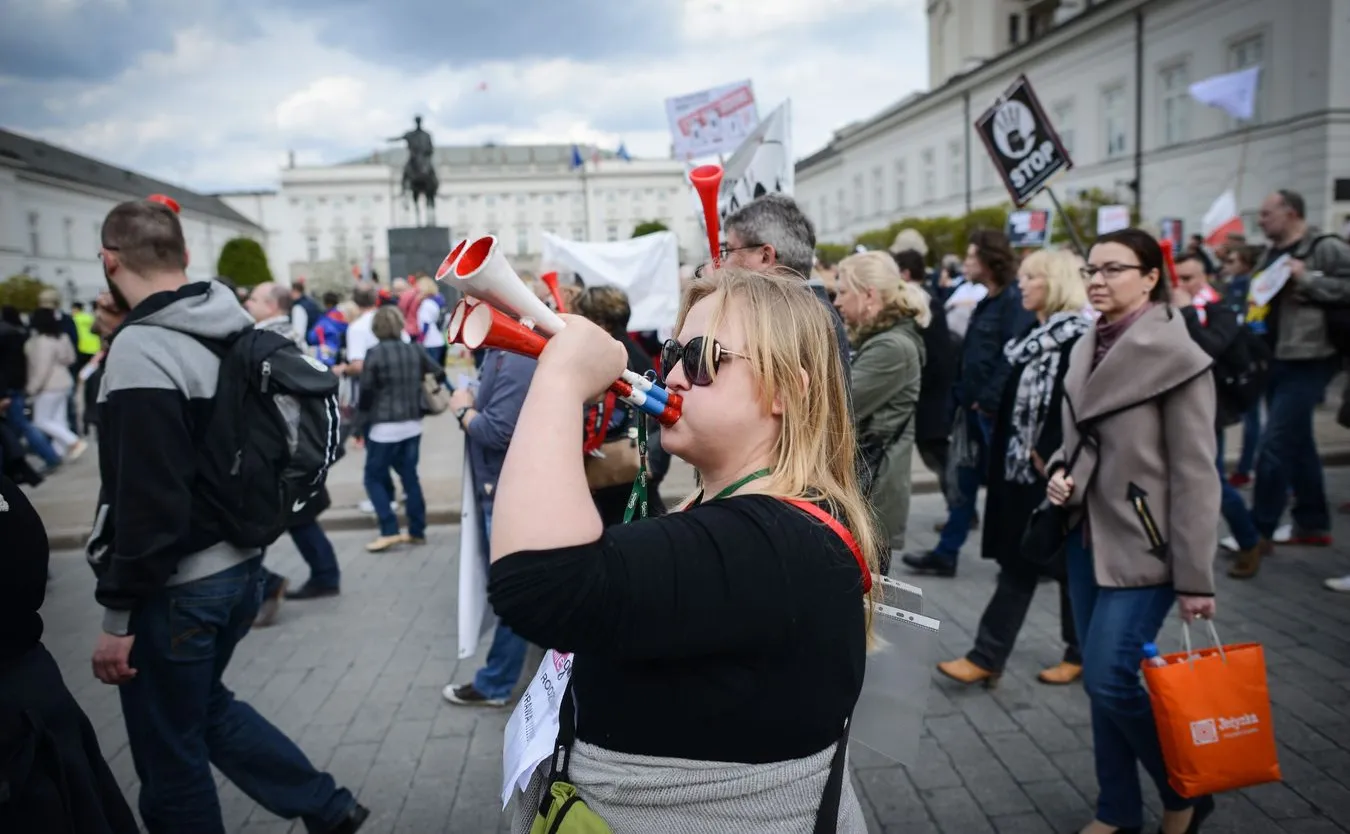 Demonstracja frankowiczów przed Pałacem Prezydenckim