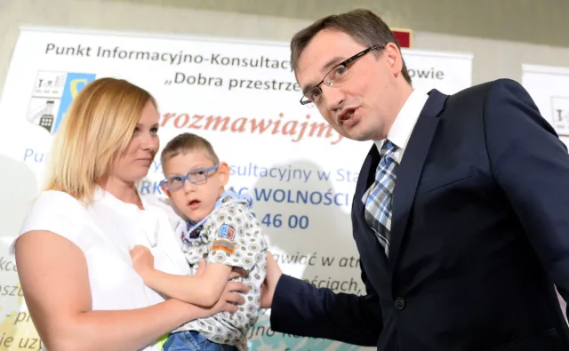 Burmistrz bije w wiceministra Marczuka i broni Ziobry. "Pomyślał Pan, ile krzywdy wyrządza Pan chłopcu?"