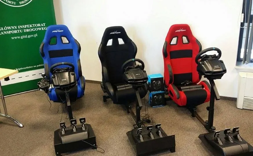 3 zestawy PlayStation 4 - konsola, kierownica z pedałami, dźwignia zmiany biegów, fotel kierowcy, gry. Inwestycja pochłonęła 20 tys. zł