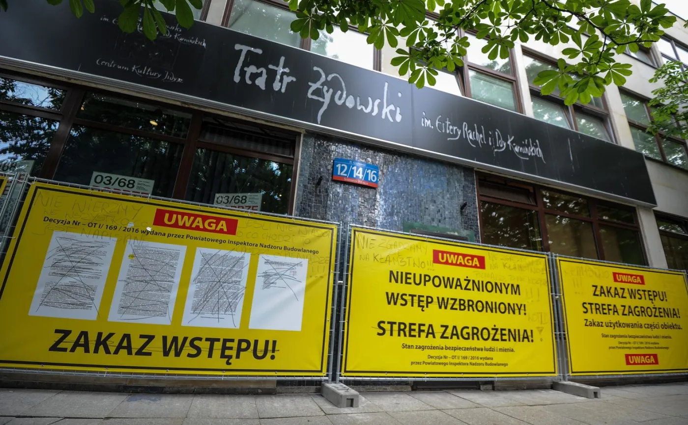 Tablice ostrzegawcze rozstawione wokół wejścia do Teatru Żydowskiego 