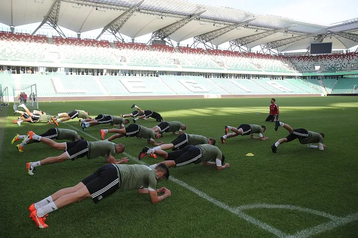 Piłkarze pierwszej drużyny Legii Warszawa, podczas pierwszego treningu z nowym trenerem mistrzów Polski Albańczykiem Besnikiem Hasim