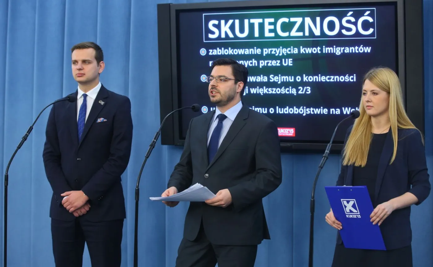 Wicemarszałek Sejmu z ramienia Kukiz'15 Stanisław Tyszka (C), sekretarz klubu Elżbieta Borowska (P) i poseł Jakub Kulesza (L)