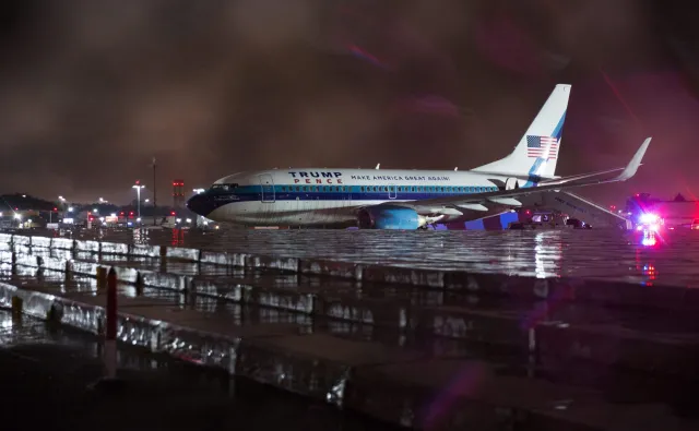 Poślizg w deszczu i chwile grozy. Boeing z kandydatem na wiceprezydenta USA wypadł z pasa [ZDJĘCIA]