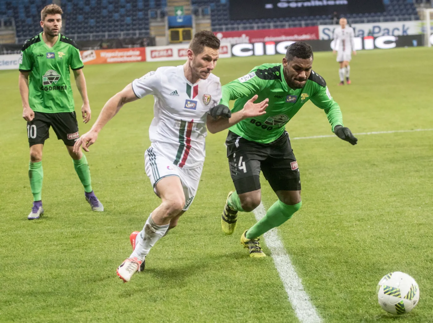 Zawodnik Górnika Łęczna Gerson (P) i Łukasz Madej (C) ze Śląska Wrocław