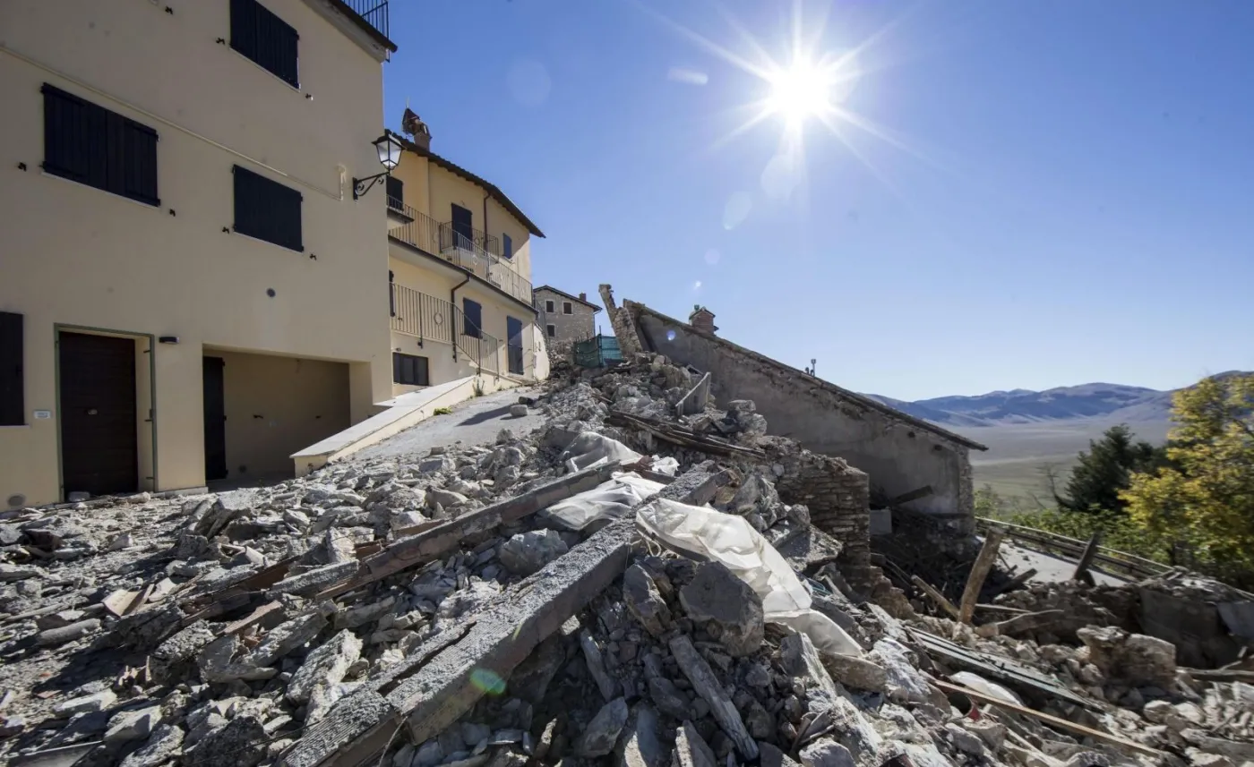 Gruzy domów po trzęsieniu ziemi w Castelluccio di Norcia