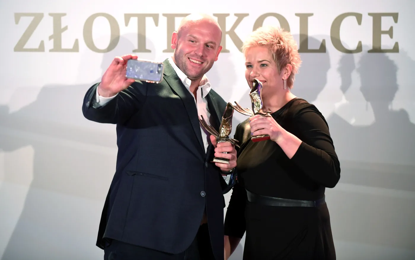 Srebrny medalista z Rio, młociarz Piotr Małachowski (L) i złota medalista olimpijska, młociarka Anita Włodarczyk (P), zostali laureatami 1. miejsca nagrody Złote Kolce
