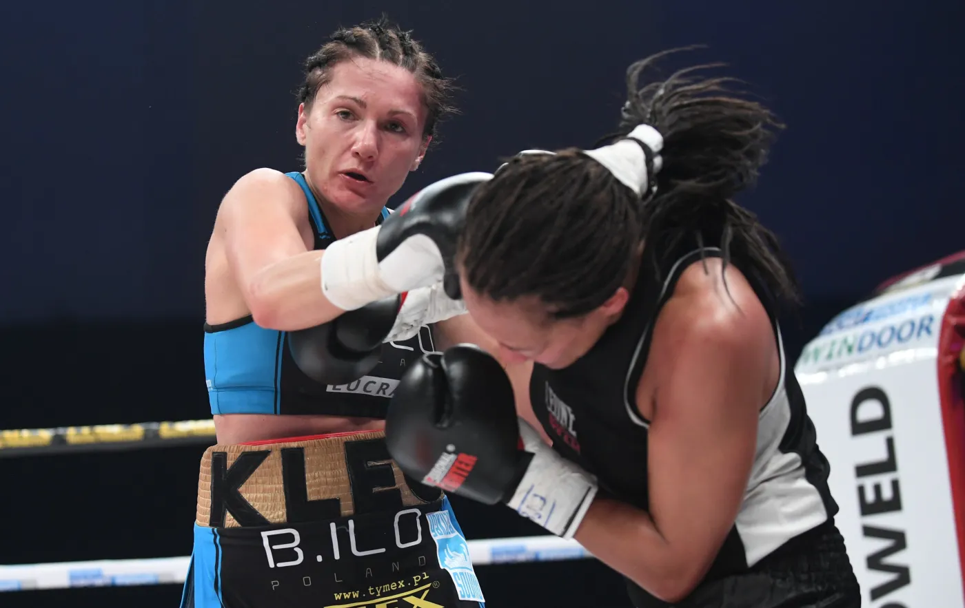 Ewa Brodnicka (L) i Włoszka Anita Torti (P), podczas walki o pas Mistrzyni Europy organizacji EBU