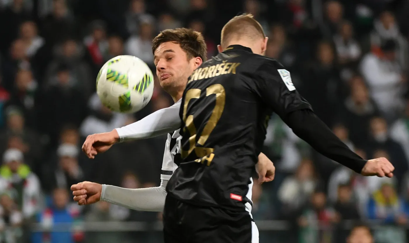 Zawodnik Legii Warszawa Bartosz Bereszyński (L) i Erik Jendrisek (P) z Cracovii