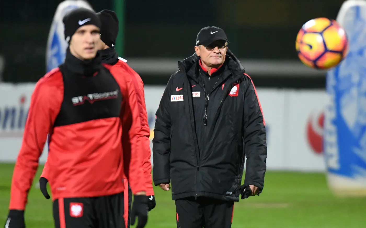 Selekcjoner reprezentacji Polski Adam Nawałka (P) podczas treningu drużyny w Warszawie