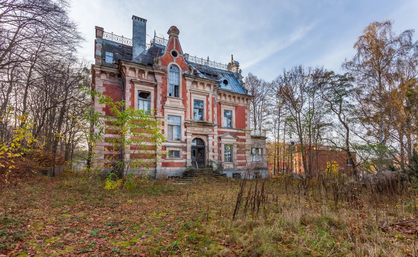 Dom, w którym straszą masoni. Opuszczona ruina z niezwykłą historią należy do... TVP