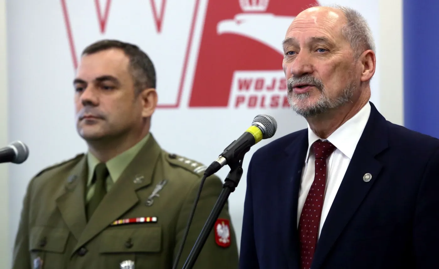Minister obrony narodowej Antoni Macierewicz (P) i dowódca Wojsk Obrony Terytorialnej płk Wiesław Kukuła (L) 